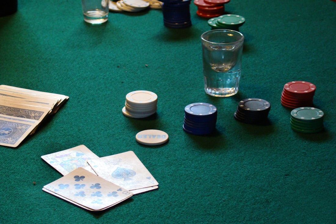 Pemain poker memikirkan langkahnya di meja permainan