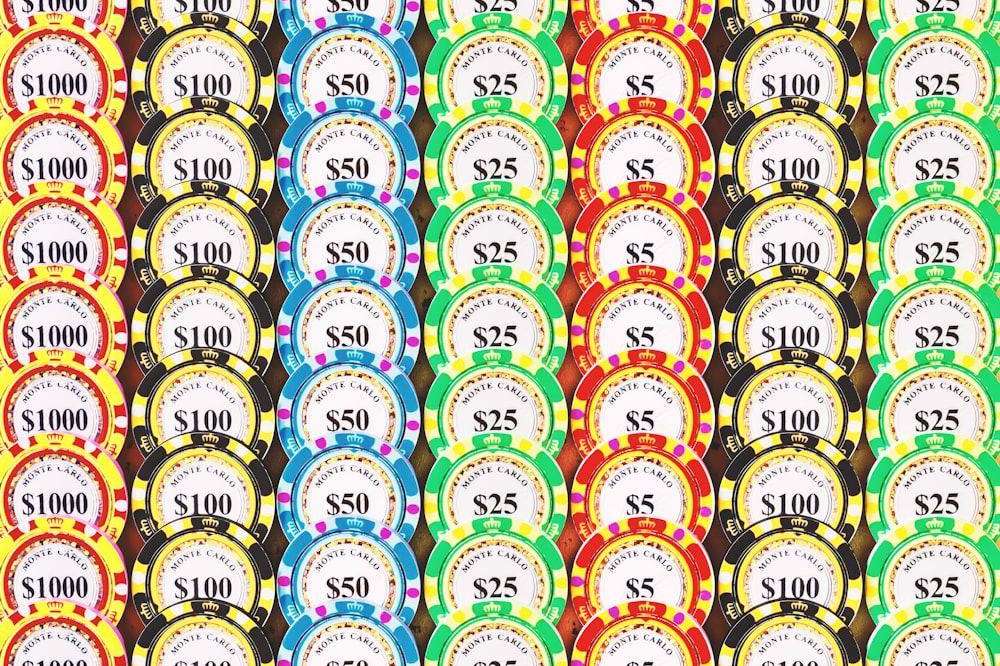 Chip poker dan kartu remi di atas meja