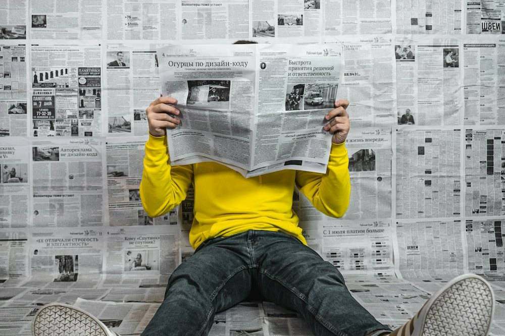 Kartu remi dan chip kasino tersusun di atas meja sebagai ilustrasi artikel membaca syarat promosi