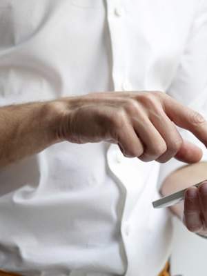 Ponsel pintar di tangan pengguna sebagai ilustrasi akses mobile